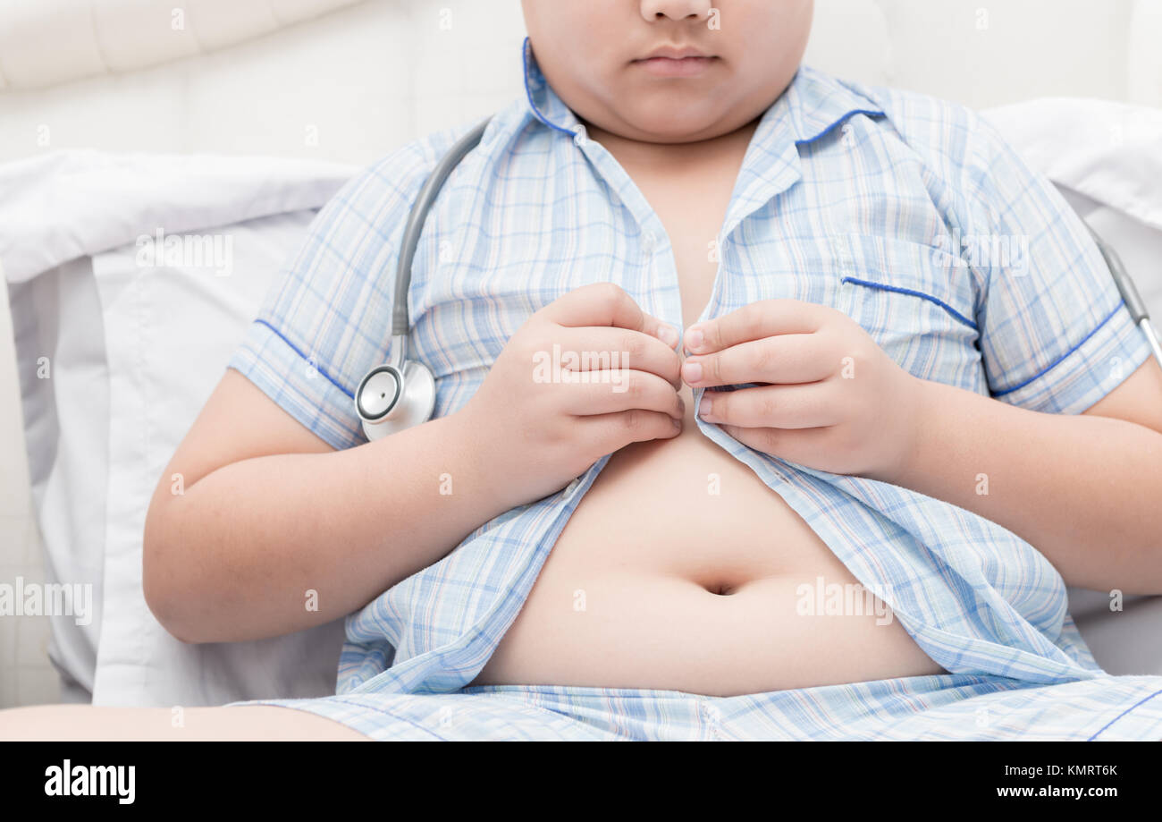 Fettleibige Dicke übergewichtig. Enges t-Shirt Pyjama, gesundes Konzept  Stockfotografie - Alamy
