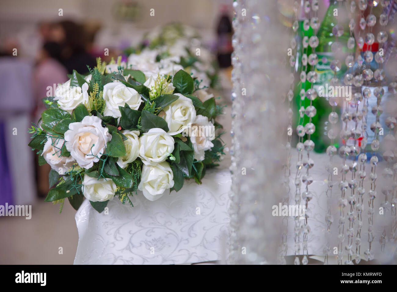Weiße künstliche Blumen bei der Hochzeit. Künstliche weiße Rosen Hochzeit  Blumenstrauß Schuß schließen oben mit einer geringen Tiefenschärfe auf ein  traditioneller englischer Hochzeit Stockfotografie - Alamy