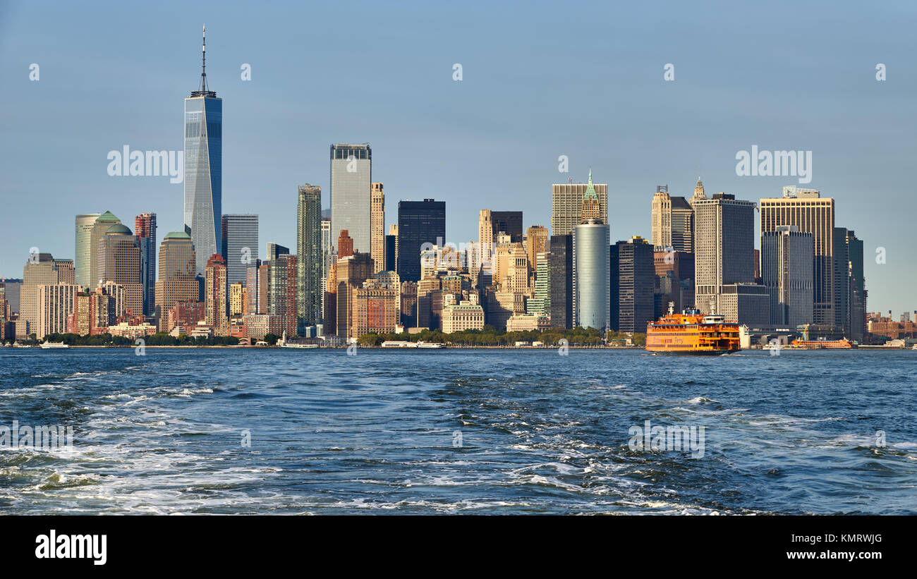 Panoramablick auf das Finanzviertel Wolkenkratzer (One World Trade Center) mit der Staten Island Ferry. Lower Manhattan, New York City Hafen Stockfoto