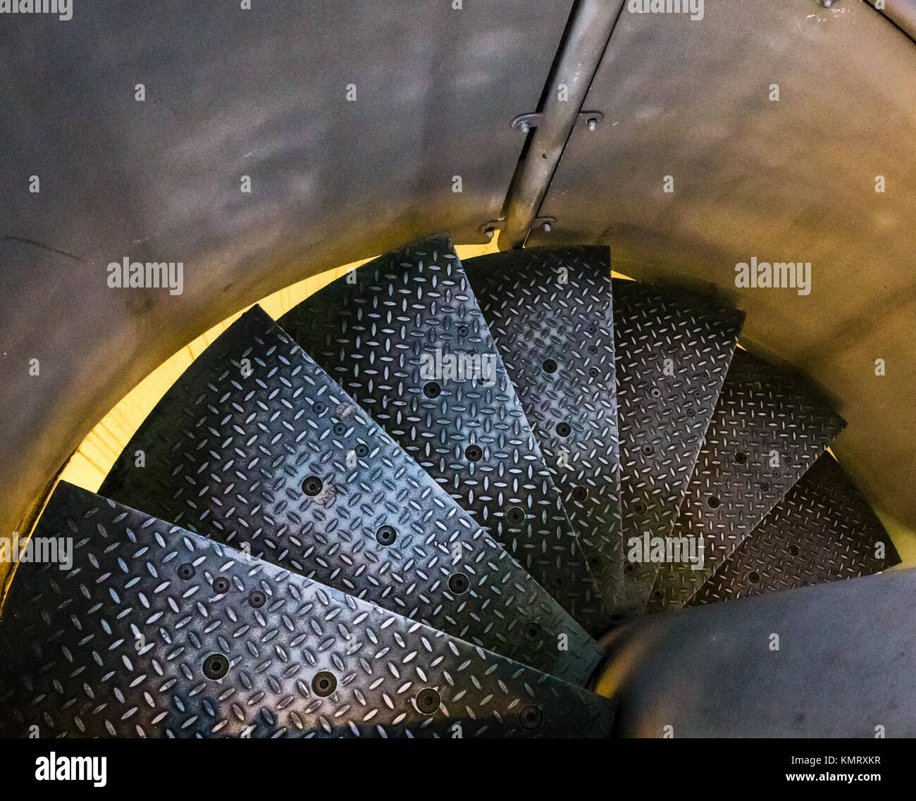 Nahaufnahme von riffelblech Metallspirale Schritte in Außentreppe nach unten führenden Schritte Stockfoto