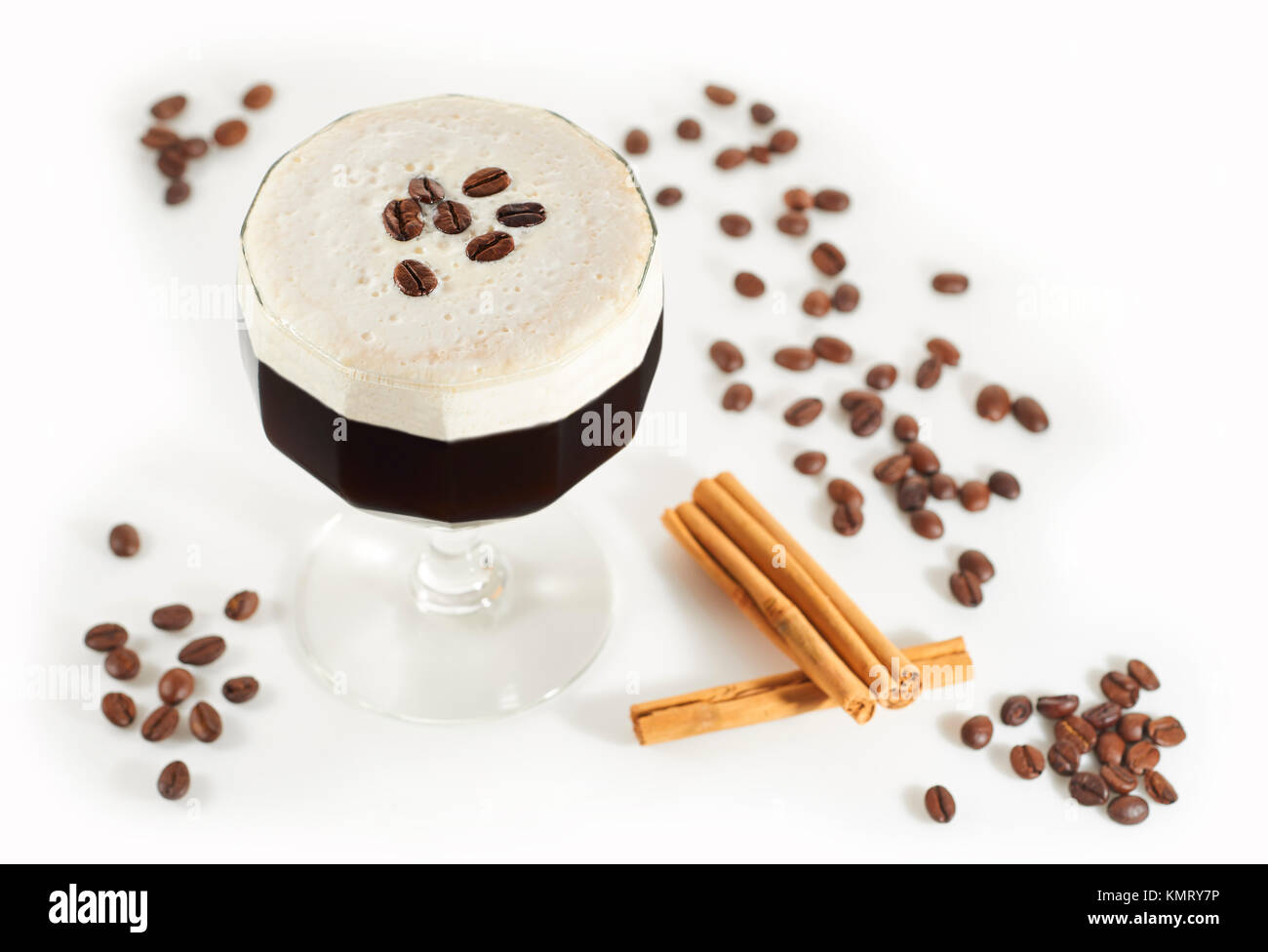 Espresso Martini auf dem weißen Hintergrund Stockfoto