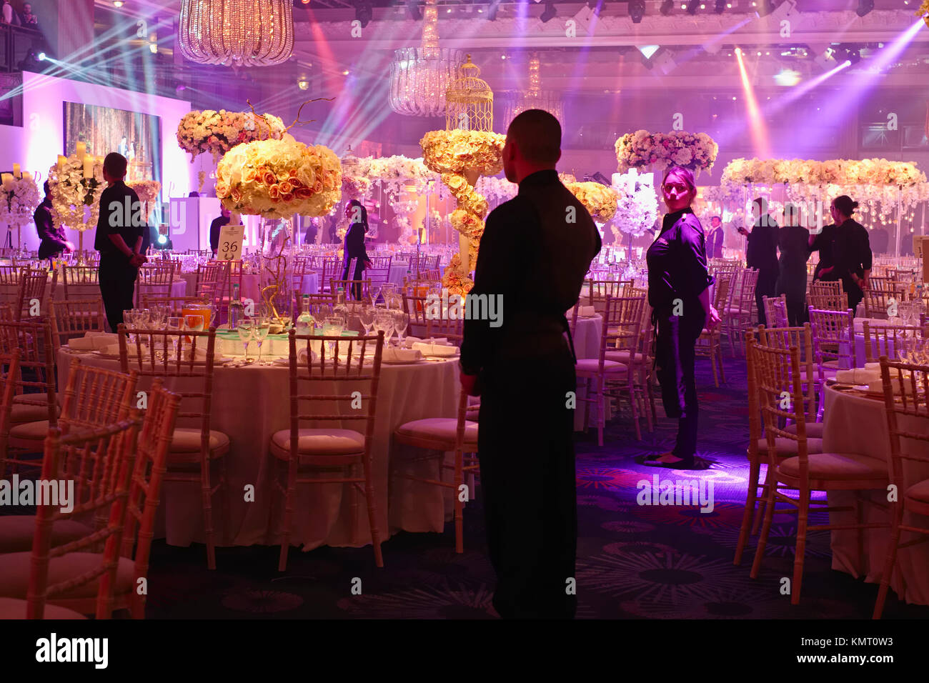 Tischdekorationen und Kellner am oberen Ende hotel Hochzeit event Stockfoto