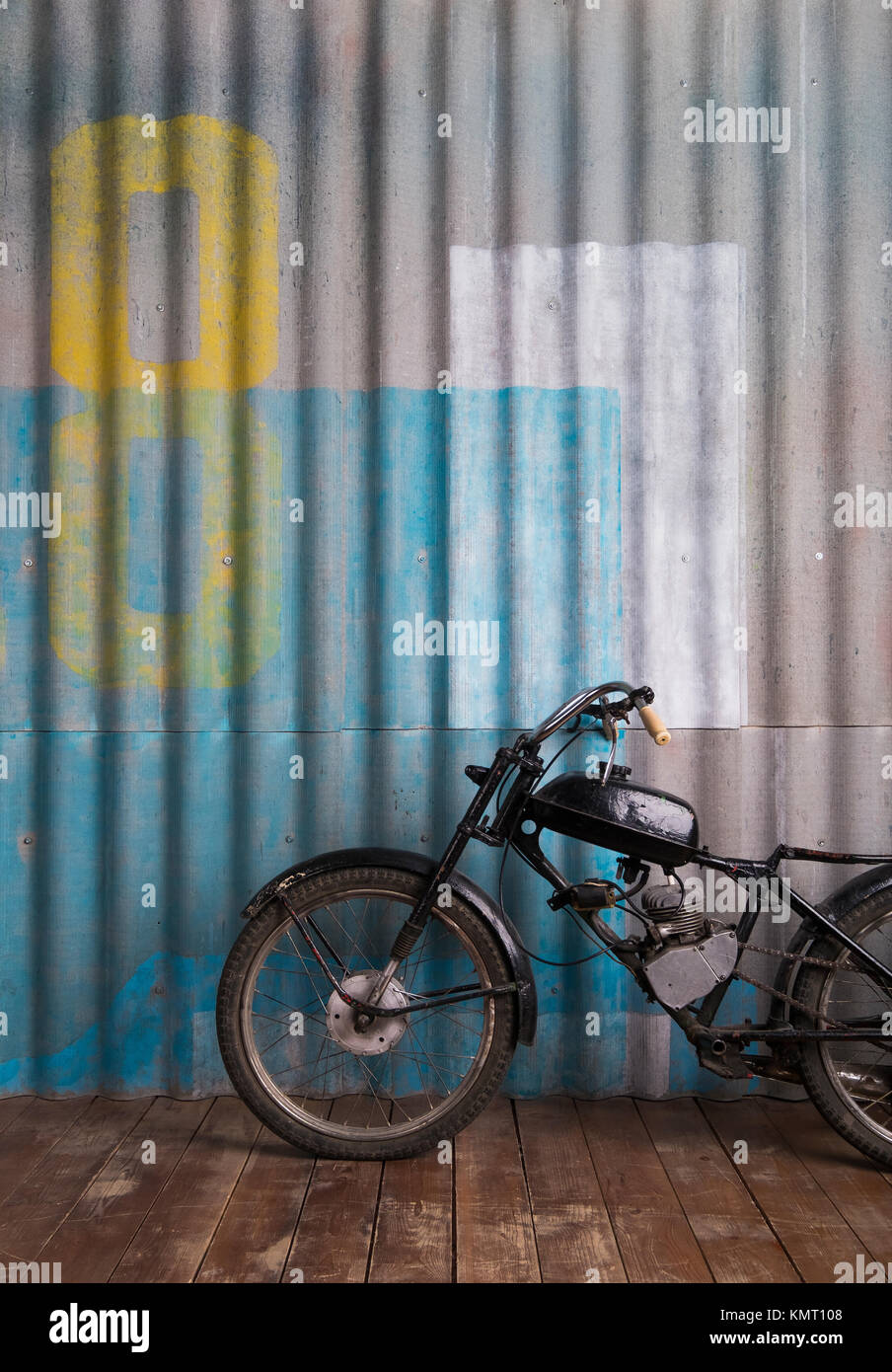 https://c8.alamy.com/compde/kmt108/vintage-garage-interieur-mit-motorrad-kmt108.jpg