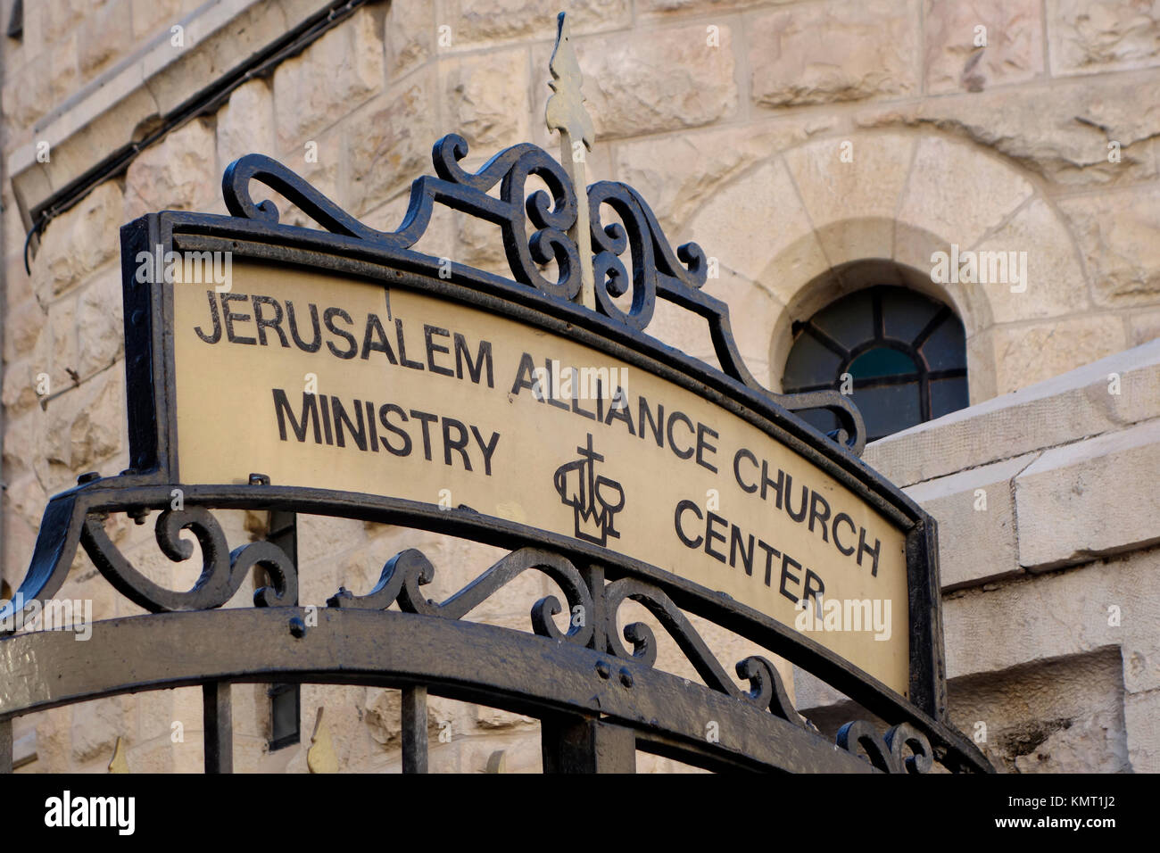 Das eiserne Tor der Jerusalem Alliance Church ist eine internationale evangelisch-evangelische christliche Konfession, die sich in der HaNevi’im-Straße in West-Jerusalem-Israel befindet Stockfoto