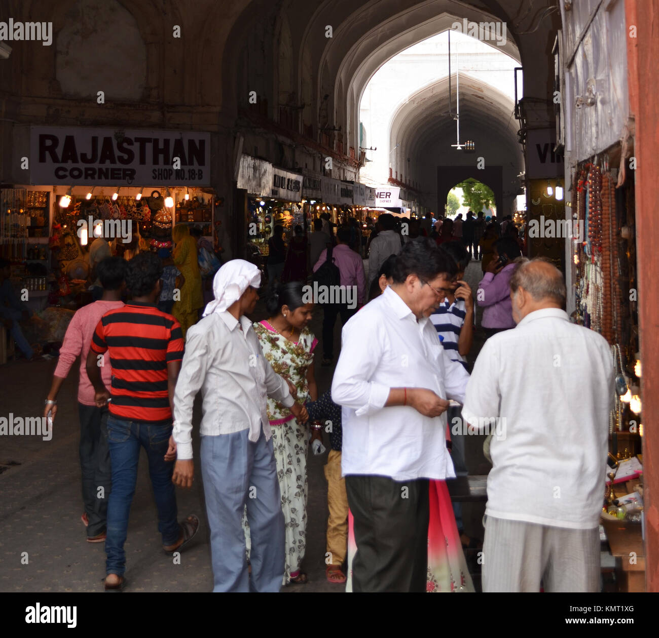 Verhandlungen, Verhandlungen über einen Kauf in Shopping Bereich innerhalb der Roten Fort New Delhi Indien Stockfoto