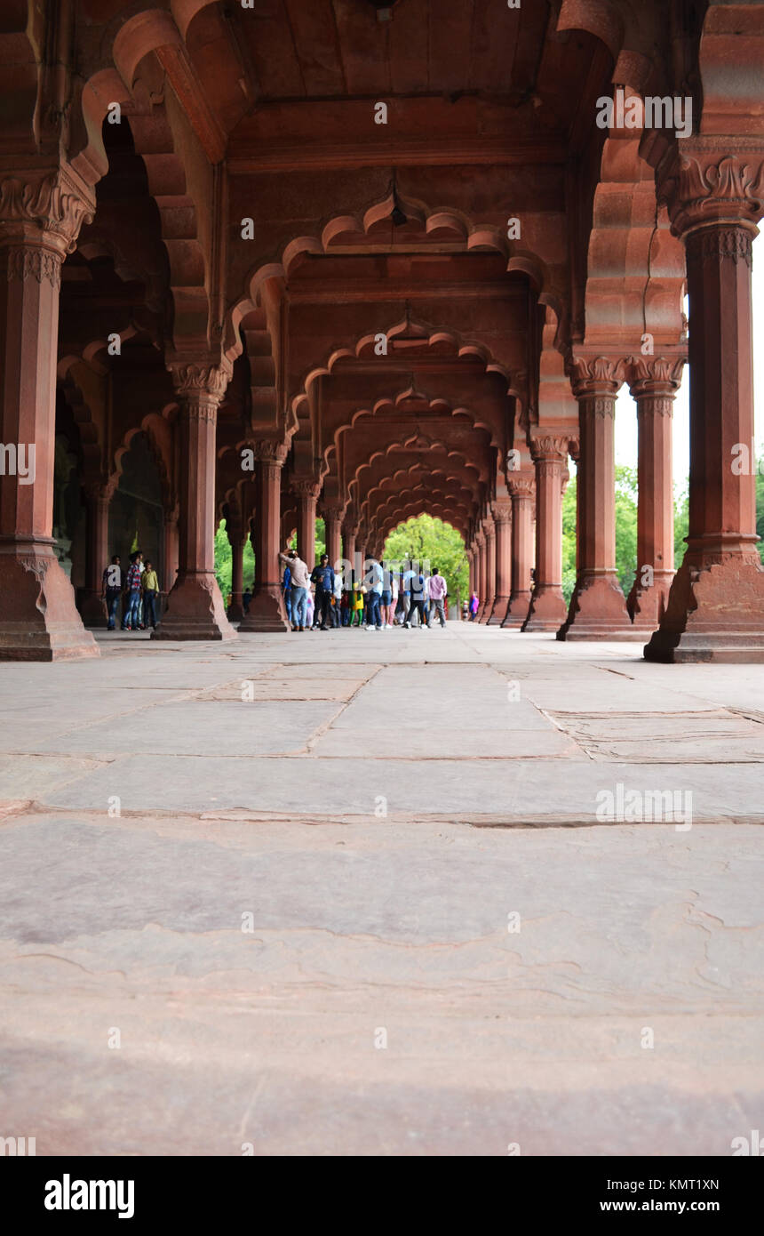 Winzig kleine Menschen. Foto bei Red Fort Neu Delhi Indische mit Perspektive in der Nähe zu Boden markieren Bögen der Gebäude. Stockfoto
