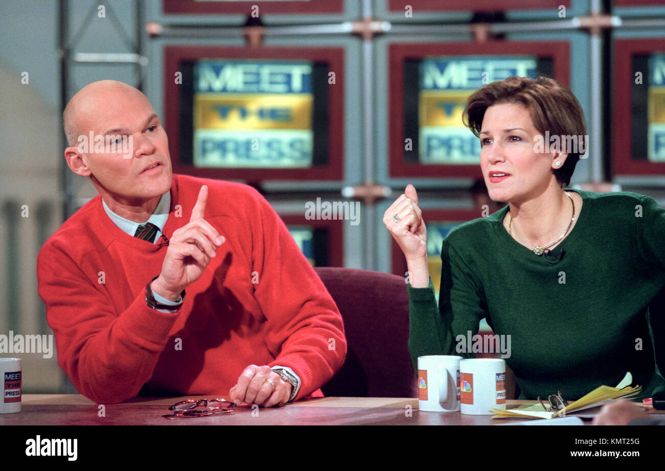 Demokratischer Aktivist James Carville Angriffe der republikanische Kongress für impeaching President Clinton als seine Frau konservativer Kommentator Mary Matalin auf während der nbc Treffen der Presse Dezember 20, 1998 in Washington, Dc sieht. Stockfoto