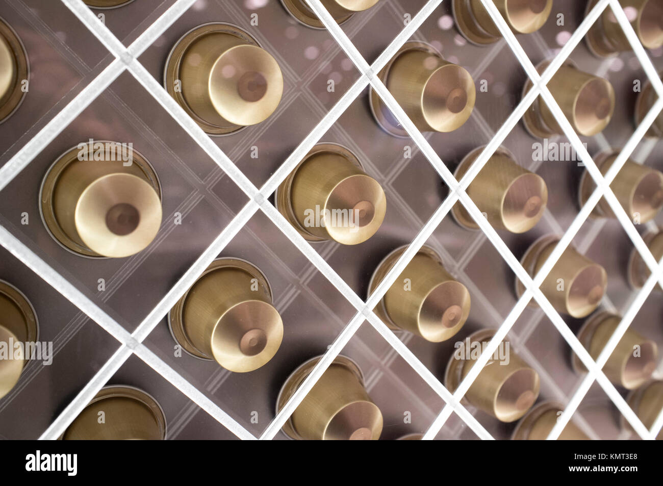 Single-serve/Container oder Kaffeekapseln. Net-förmigen Verkaufsstand. Nahaufnahme Stockfoto