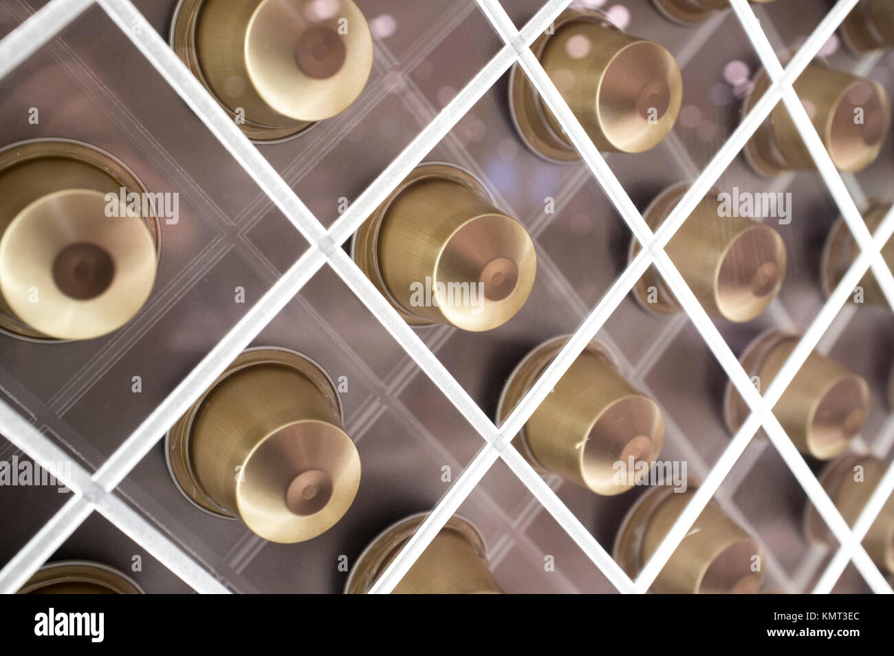 Single-serve/Container oder Kaffeekapseln. Net-förmigen Verkaufsstand. Nahaufnahme Stockfoto