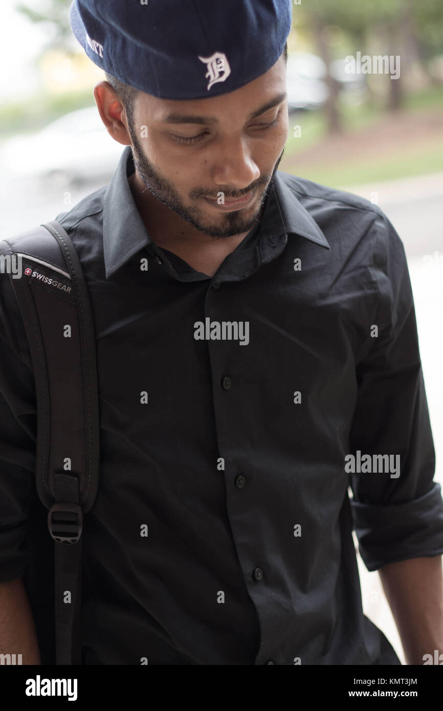 Männliches Modell nach unten mit schwarzen T-Shirt und blauen Hut. Stockfoto