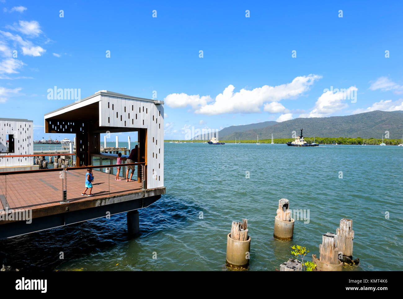 Die Familie genießt den Blick auf den Trinity Inlet in Marlin Wharf in Cairns, Far North Queensland, FNQ, QLD, Australien Stockfoto