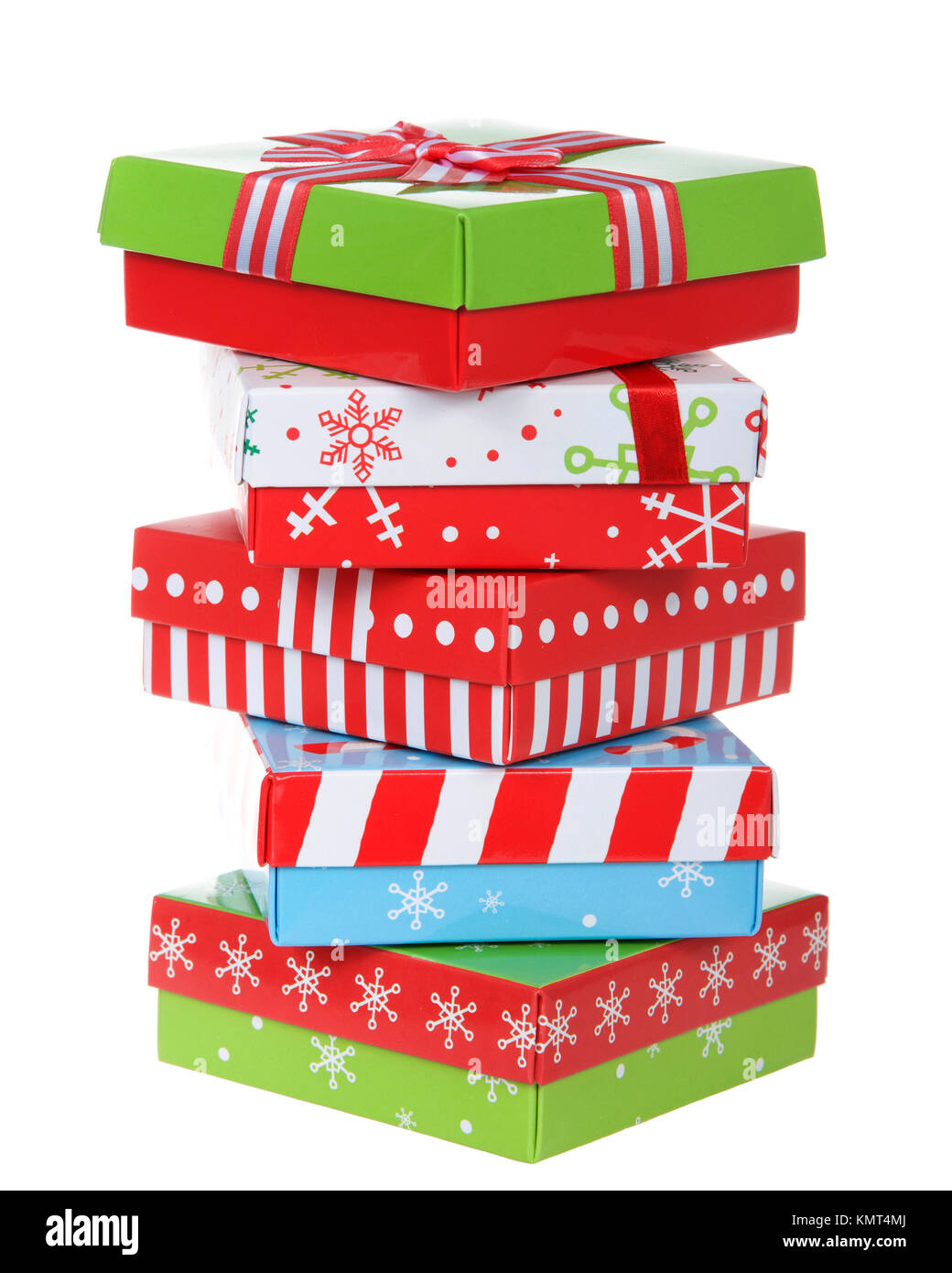 Stapel der bunten Boxen Weihnachtsgeschenke hoch gestapelt auf weißem Hintergrund Stockfoto