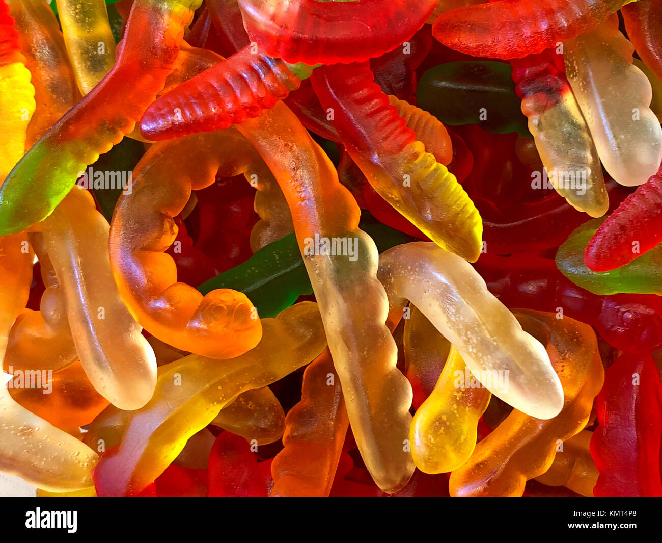 Transluzente bunte Gummibärchen worms Hintergrund, in der Nähe Stockfoto