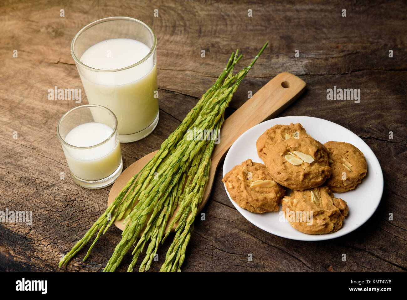 Almond Cookies mit Reis Milch und Ohr des Reises auf den alten hölzernen Tisch für Frühstück für Vegetarische Festival mit warmem Licht, Hintergrund. Stockfoto