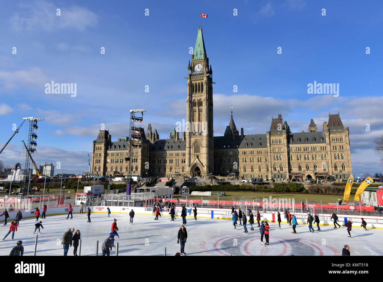 Ottawa, Kanada - 8. Dezember 2017: Die temporäre Eislaufbahn auf dem Parlamentshügel errichtet als Teil der kanadischen 150-jähriges Jubiläum feiern Offene Stockfoto