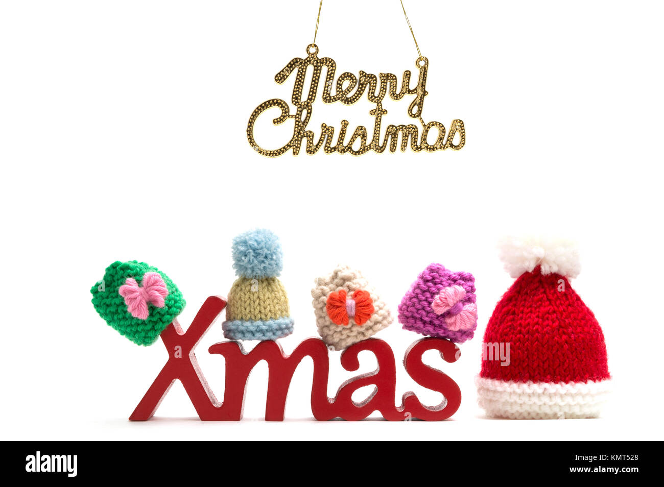 X-mas und frohe Weihnachten Text, Pelzmütze auf weißem Hintergrund Stockfoto