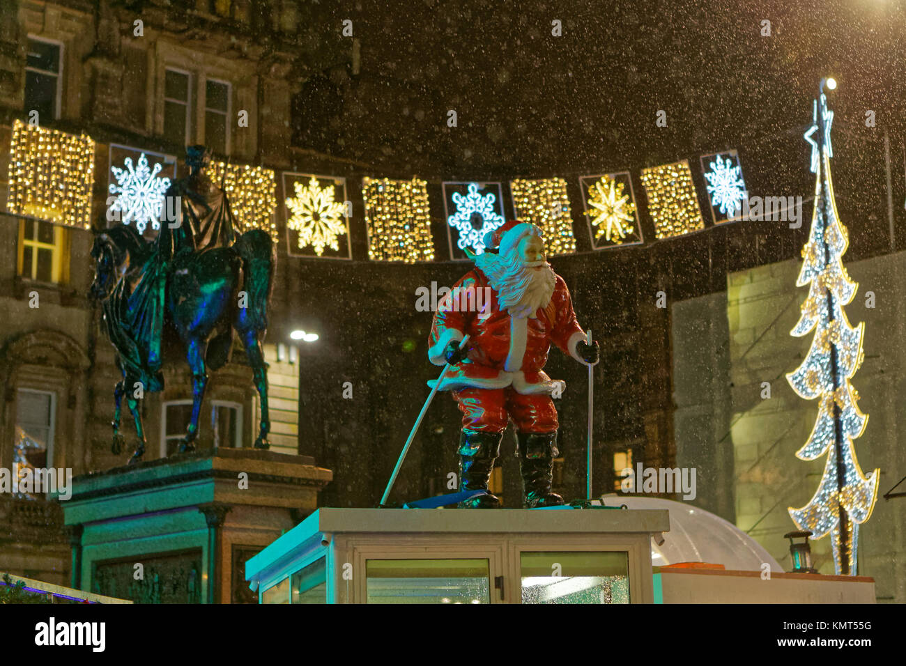 Santa claus Skifahren Schnee ornament Dummy statue Glasgow liebt Weihnachtsmarkt fayre Markt Karneval Unterhaltung George Square, Glasgow, Glasgow Stockfoto