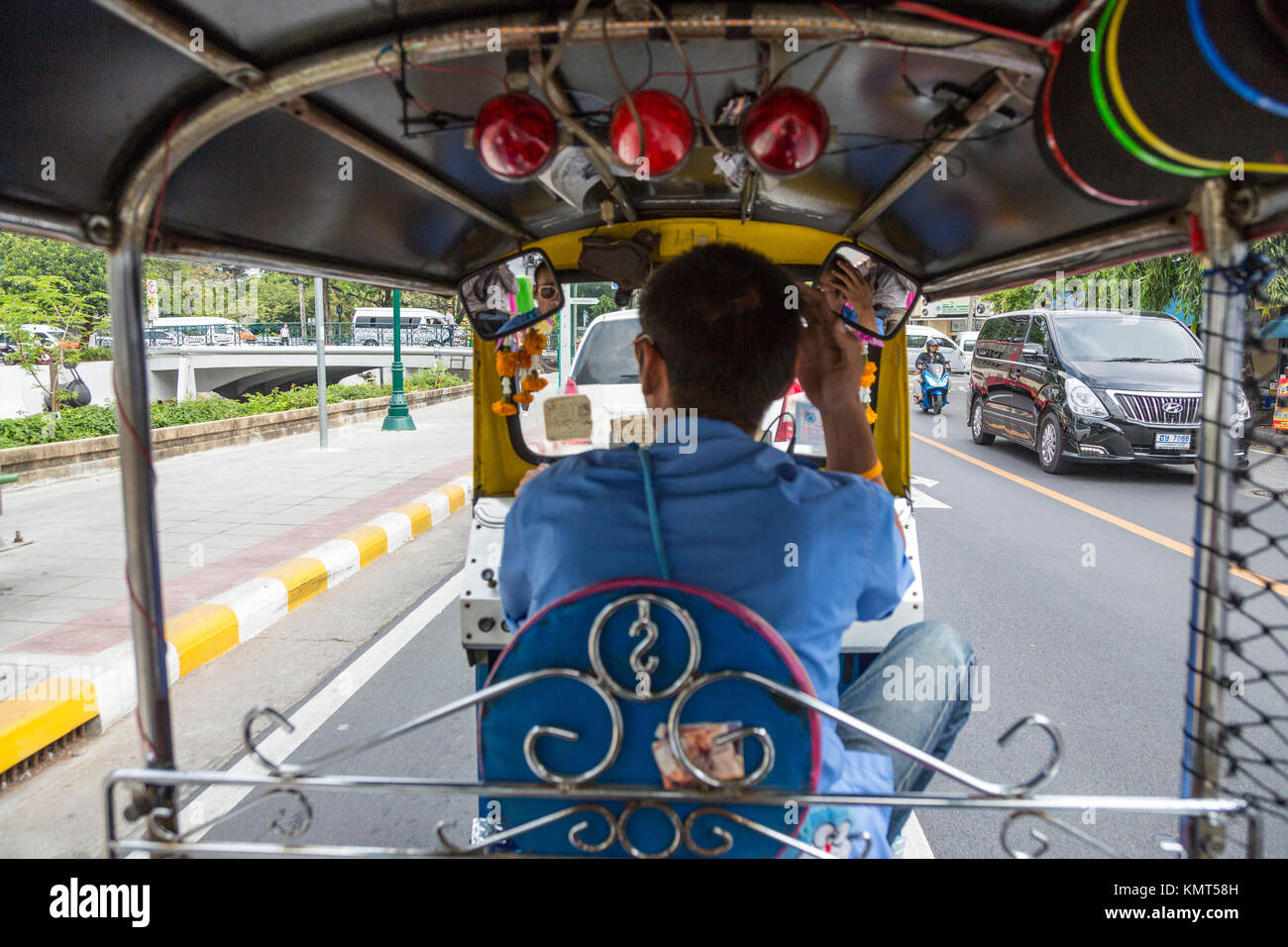 Bangkok, Thailand. Street View auf der Beifahrerseite von innen ein Tuk-Tuk (Dreirädriges Motorrad Taxi.) Stockfoto