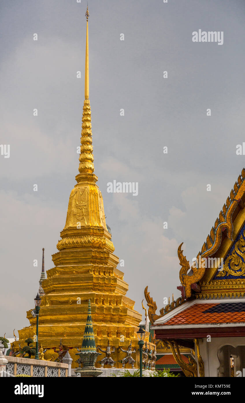 Bangkok, Thailand. Vergoldete Chedi im Royal Grand Palace, Wat Phra Kaew. Stockfoto