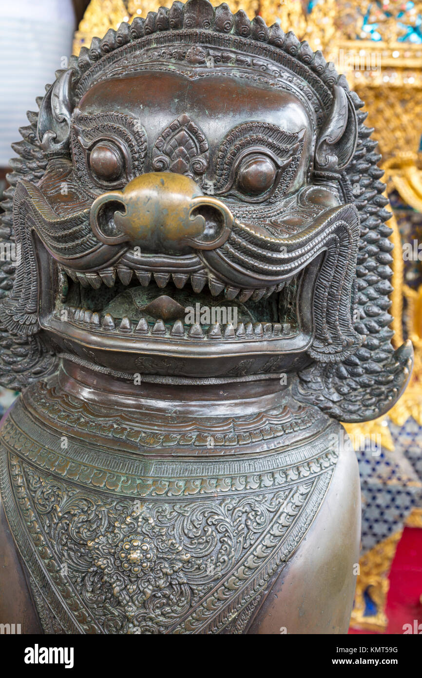Bangkok, Thailand. Guardian Löwen um den Wat Phra Kaew (Emerald Buddha Tempel), Royal Grand Palace Compound. Stockfoto