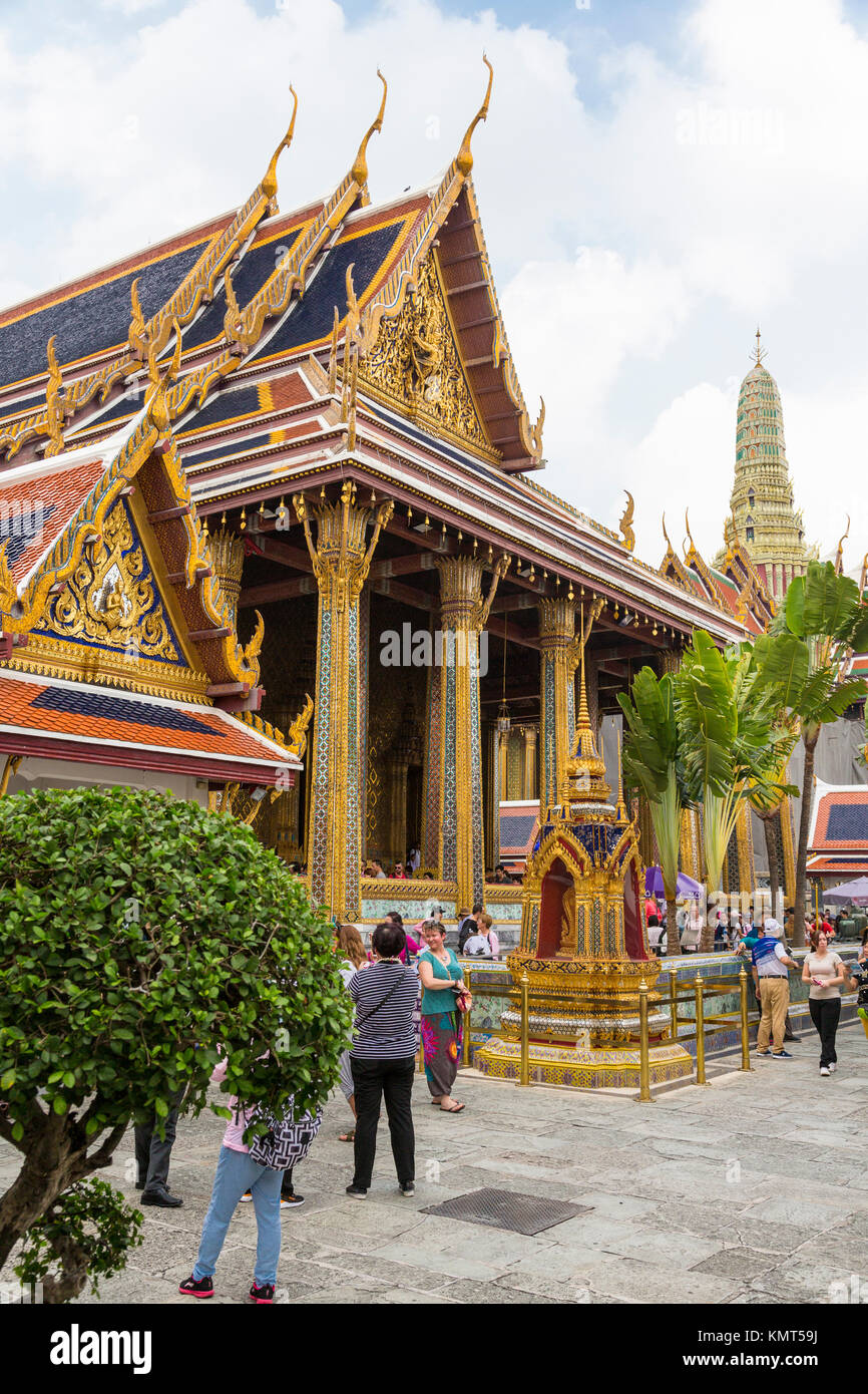 Bangkok, Thailand. Touristen am Wat Phra Kaew, Tempel des Smaragd-Buddha. Stockfoto