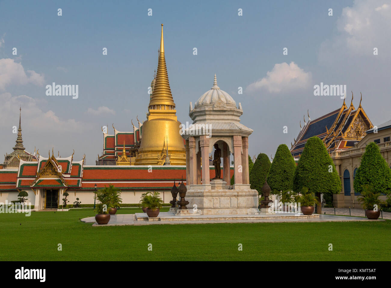 Bangkok, Thailand. Grand Palace Compound. Wat Phra Kaew, Tempel des Smaragd Buddha, auf der rechten Seite. Denkmal für verstorbene König Bhumibol Adulyadej in Zentrum Stockfoto