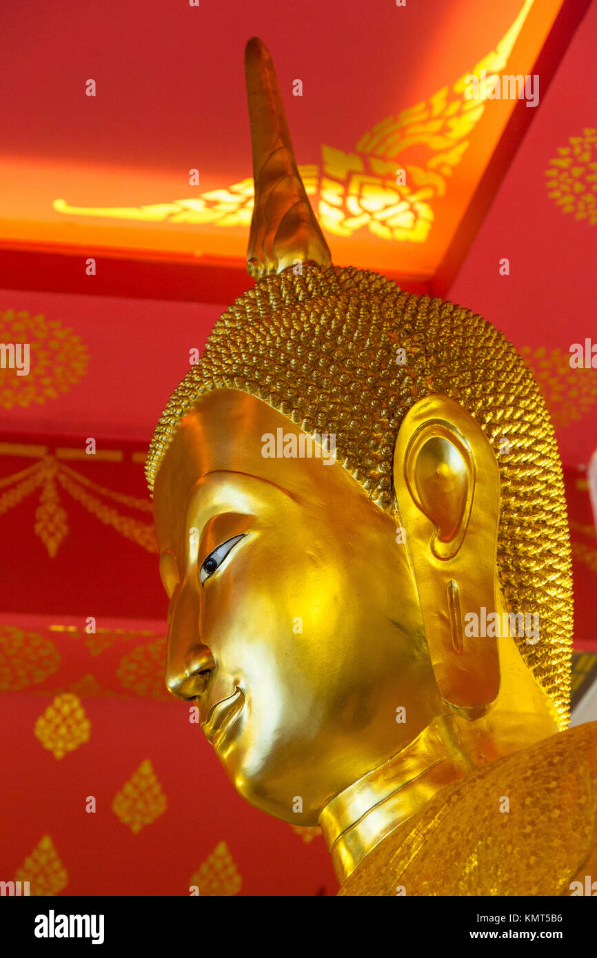 Bangkok, Thailand. Buddha in kleinen Tempel an der Basis des Wat Saket (Phu Khao Thong), Der goldene Berg. Stockfoto