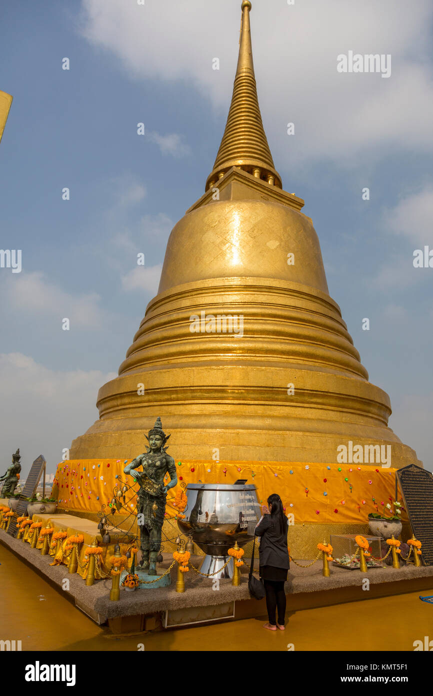 Bangkok, Thailand. Gott der Bereich der Wat Saket (Phu Khao Thong), Der goldene Berg, Wacht an der Ecke der goldenen Chedi auf des Berges Spitze. Stockfoto
