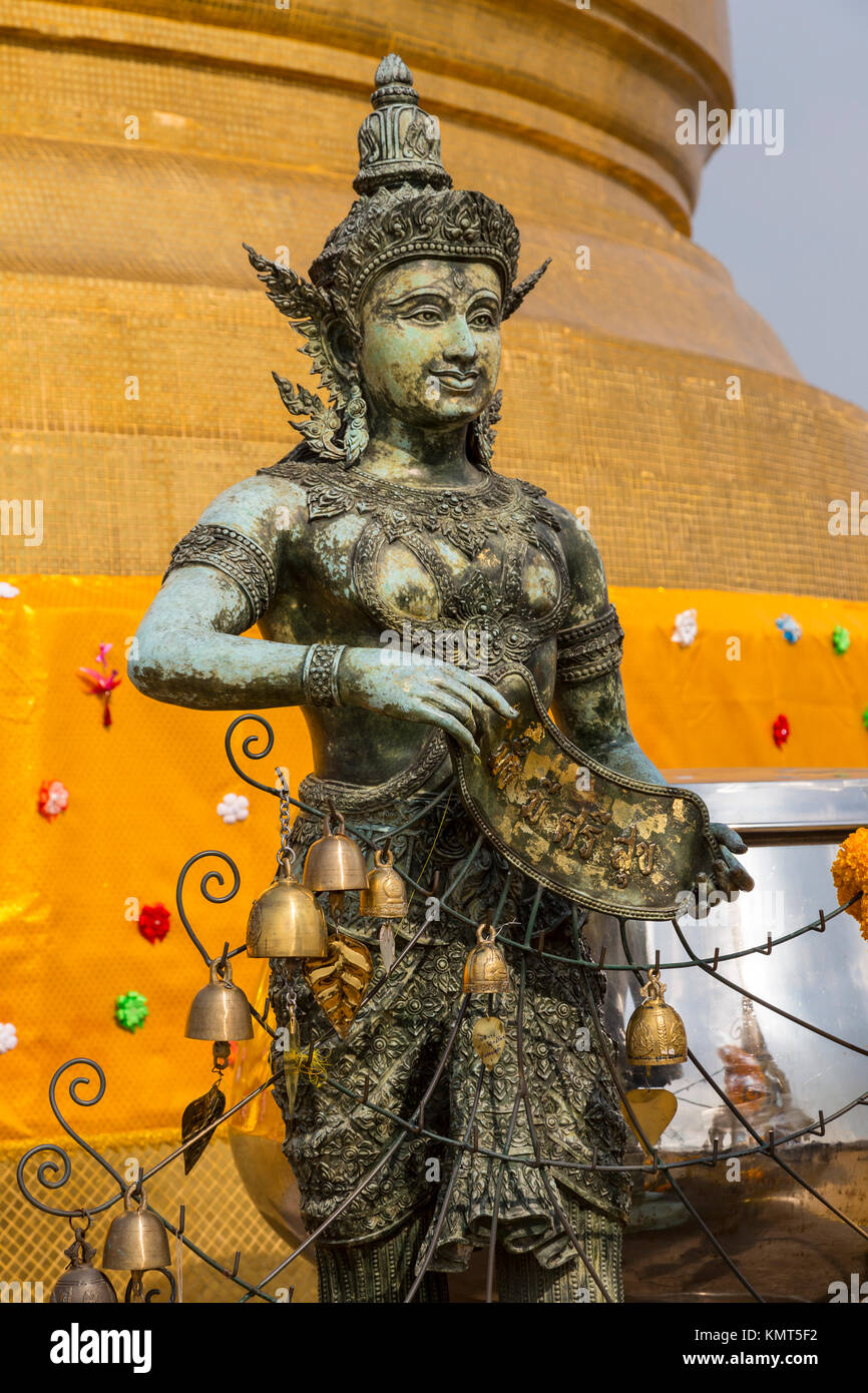 Bangkok, Thailand. Gott der Bereich der Wat Saket (Phu Khao Thong), Der goldene Berg, Wacht an der Ecke der goldenen Chedi auf des Berges Spitze. Stockfoto