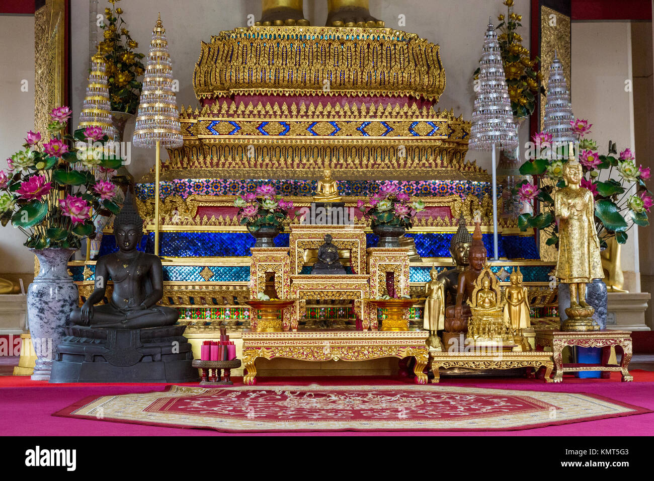 Bangkok, Thailand. Altar unter einer Buddha-statue im Wat Saket (Phu Khao Thong), neben dem Golden Mount. Stockfoto