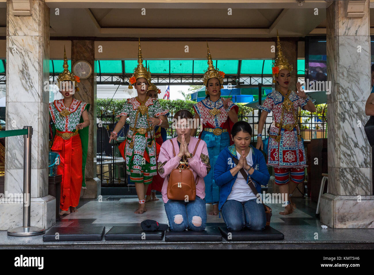 Bangkok, Thailand. Erawan Schrein. Geber Beten, während Tänzer tanzen wie ein Segen. Stockfoto