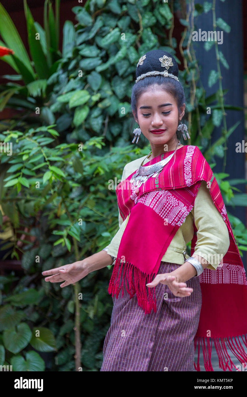 Bangkok, Thailand. Junge Frau tanzen einen traditionellen Tanz. Stockfoto