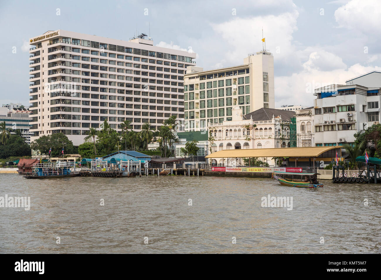 Bangkok, Thailand. Nähert sich das Mandarin Oriental Hotel aus dem Fluss Chao Phraya. Stockfoto