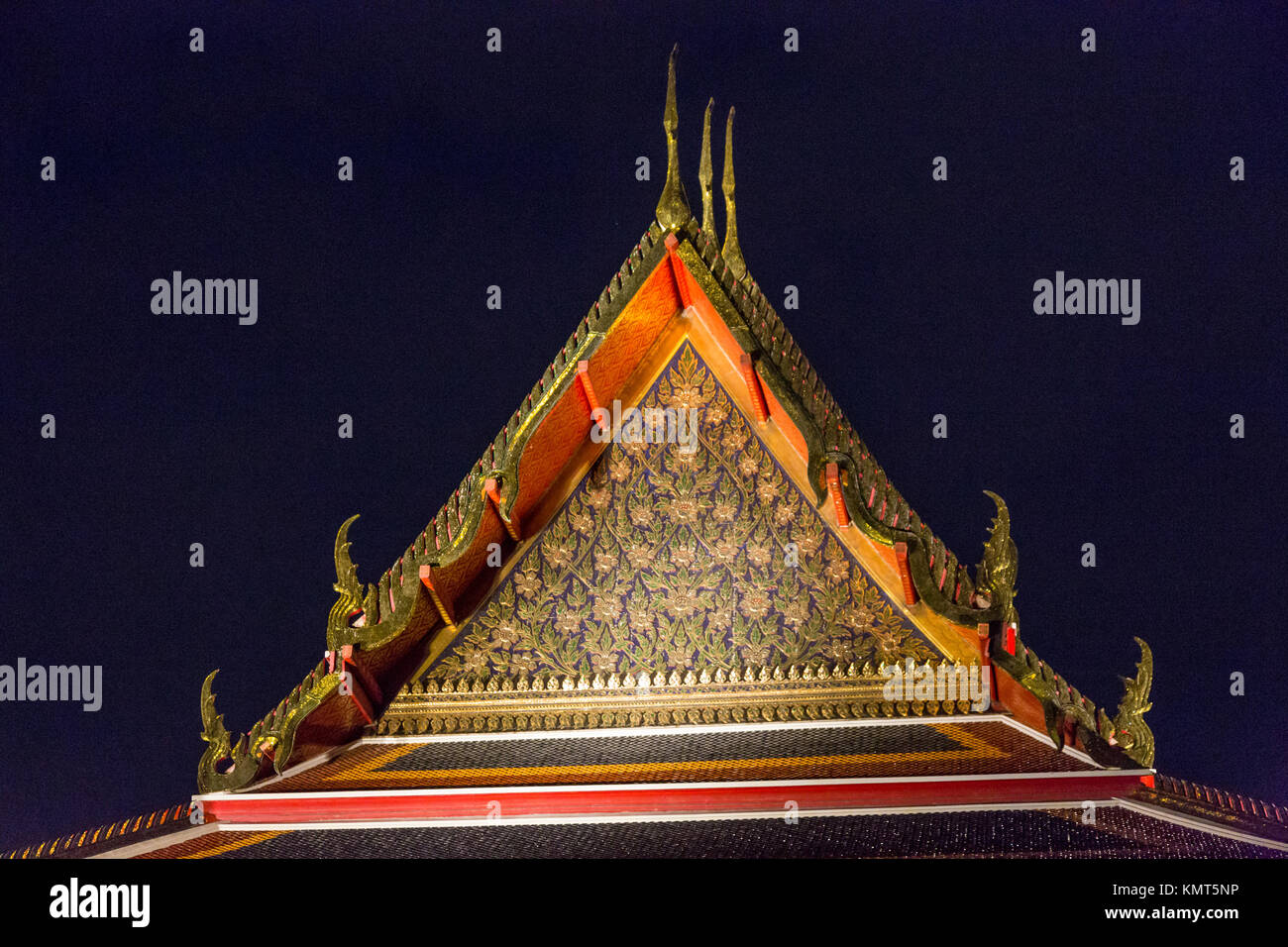 Bangkok, Thailand. Night Shot der architektonischen Detail (chofa, Curling, wies Erweiterungen an jedem Ende, dass die garuda, das Fahrzeug von V darstellen Stockfoto