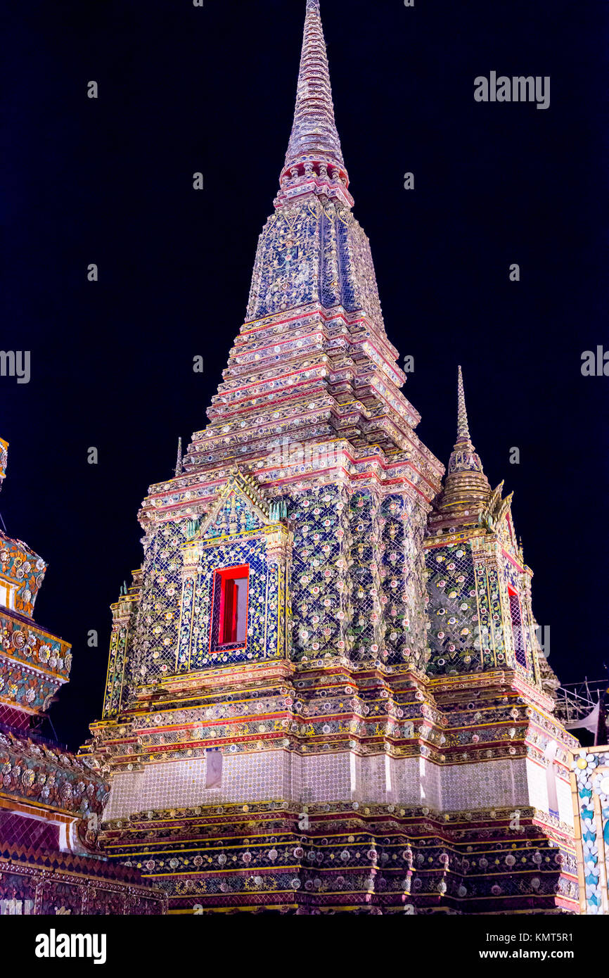 Bangkok, Thailand. Phra Maha Chedi von König Rama IV., im Wat Pho mit dem Liegenden Buddha. Stockfoto