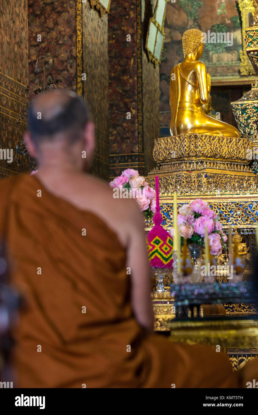 Bangkok, Thailand. Buddhistischer Mönch vor Buddha an der Phra Ubosot, Wat Pho Tempel Komplex. Stockfoto