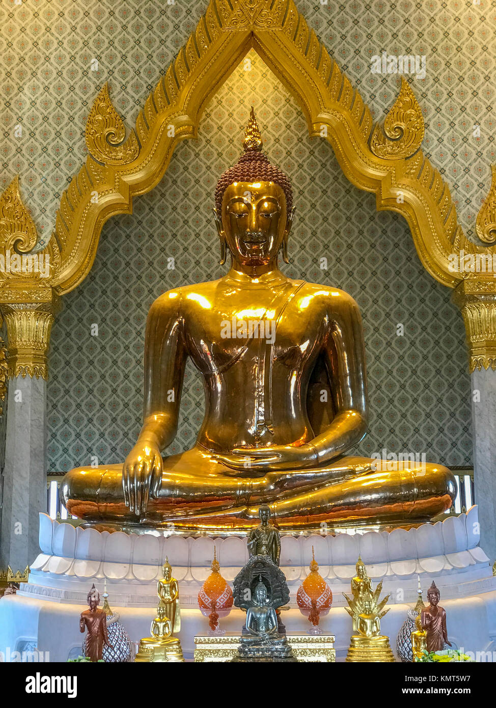 Bangkok, Thailand. Wat Traimit, Tempel des Goldenen Buddha. Der Buddha sitzt in der Bhumisparsha Geste, die die Erde zu bezeugen. Stockfoto