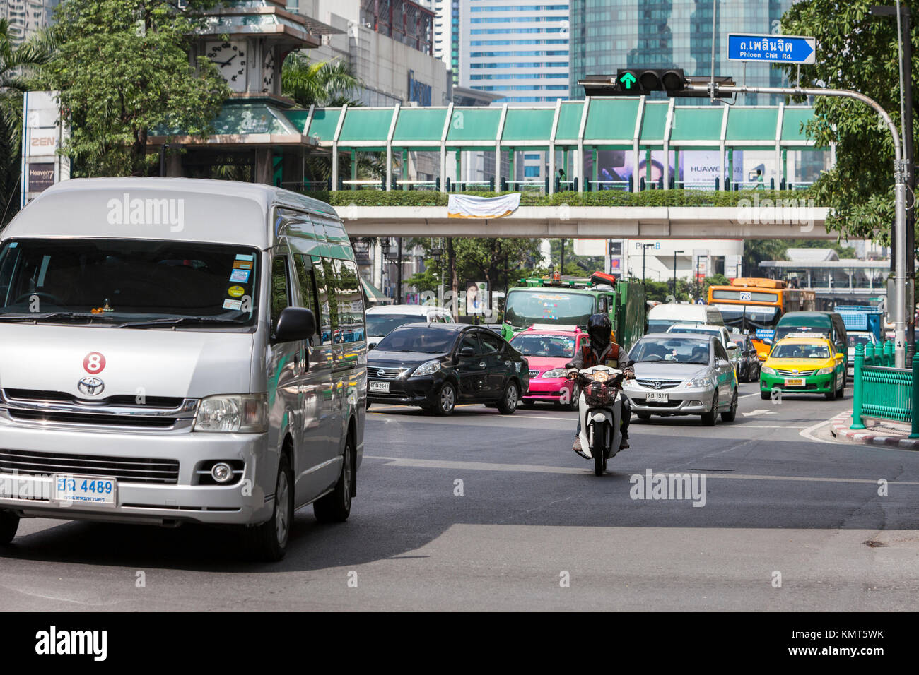 Bangkok, Thailand. Mitte tag Verkehr Neben dem Erawan Schrein. Stockfoto