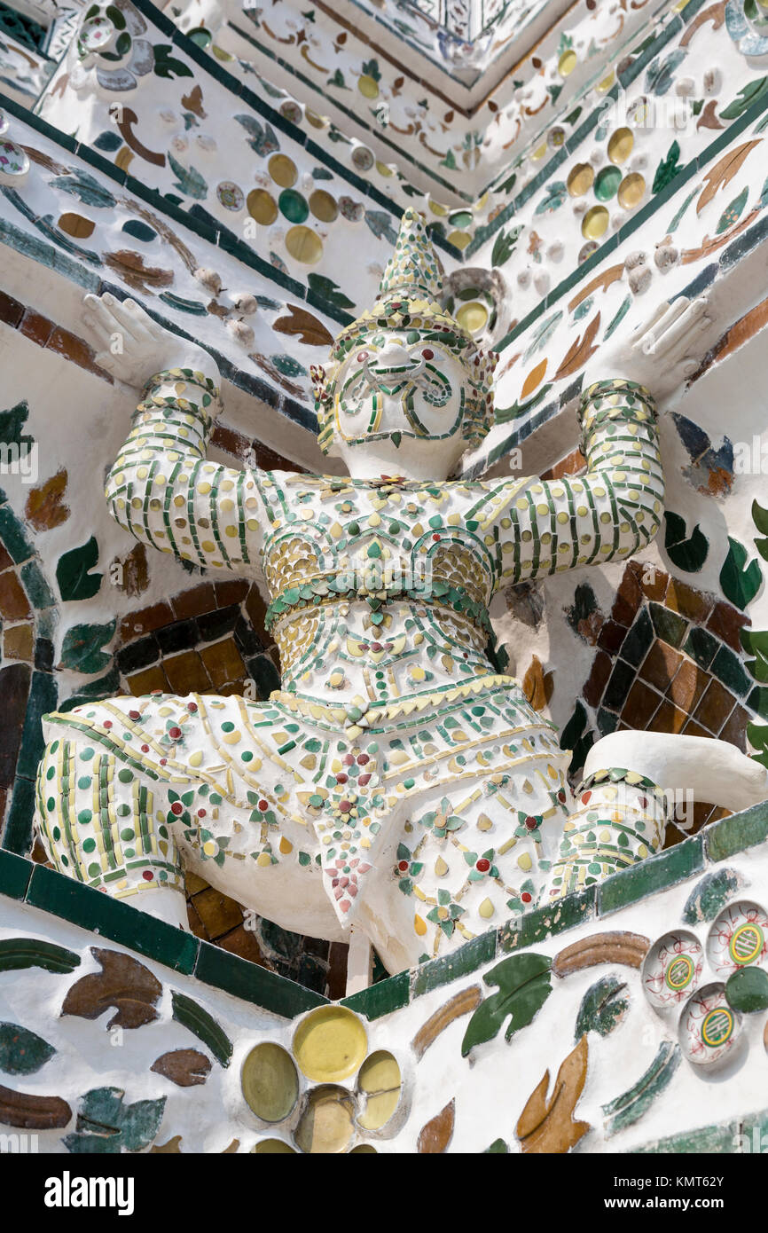 Bangkok, Thailand. Wat Arun architektonisches Detail, mythische Dämon (yaksha) Unterstützung der Struktur. Stockfoto