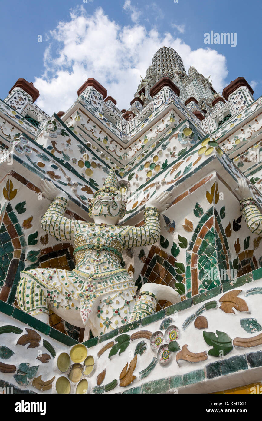 Bangkok, Thailand. Wat Arun architektonisches Detail, mythische Dämon (yaksha) Unterstützung der Struktur. Stockfoto