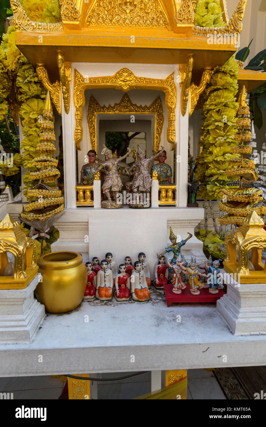 Bangkok, Thailand. Ein San Phra Phum, Thai Geist Haus des Geistes, der das Land, auf dem ein Haus oder andere Gebäude errichtet wird. Stockfoto