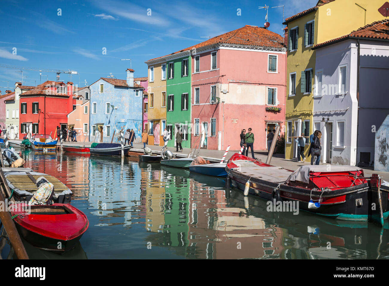Die farbenfrohen Gebäude, Kanäle und Boote in der Venezianischen vlllage Burano, Venedig, Italien, Europa. Stockfoto