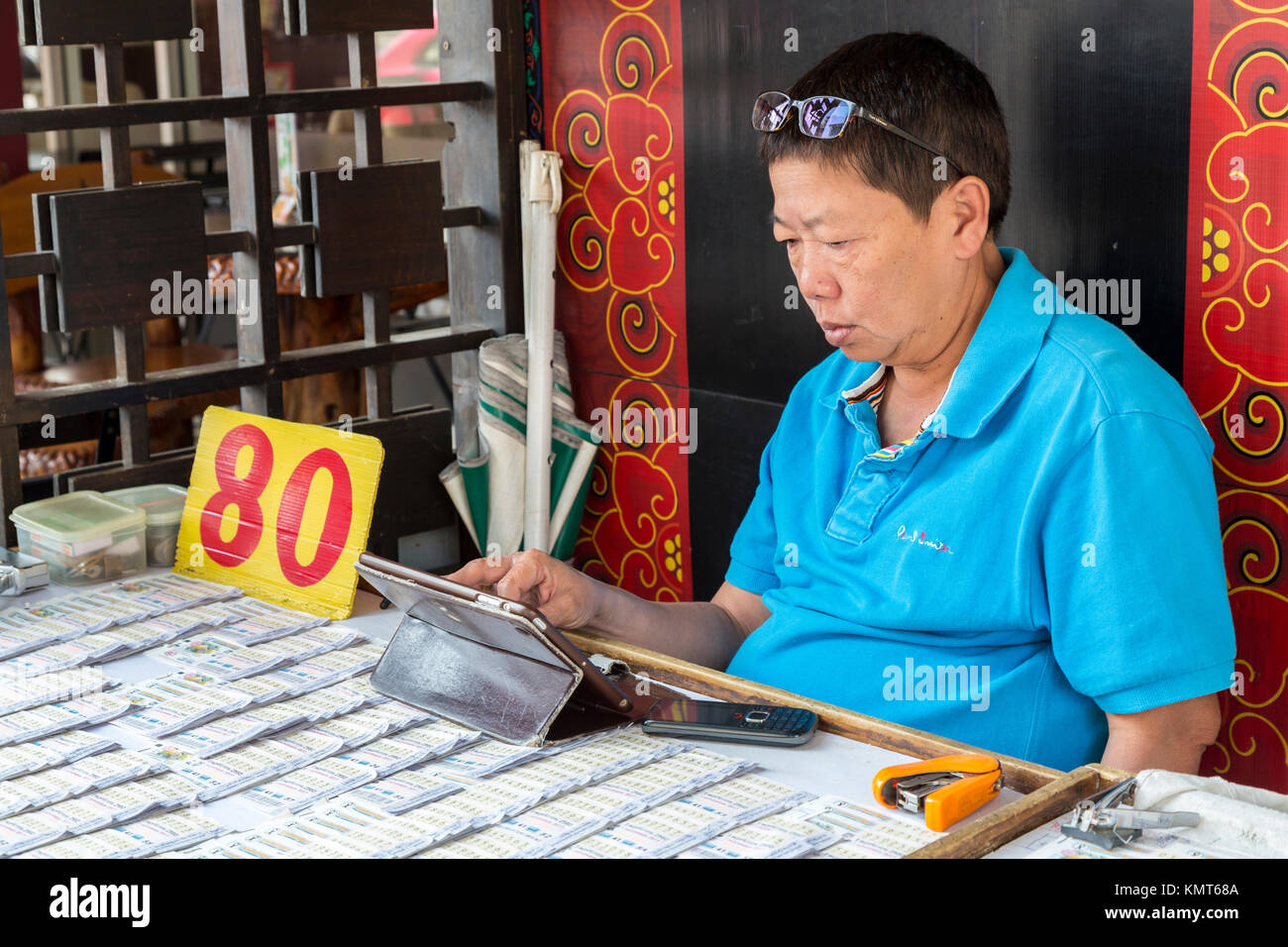 Bangkok, Thailand. Mann Lottery Ticket Anbieter, Chinatown. Stockfoto