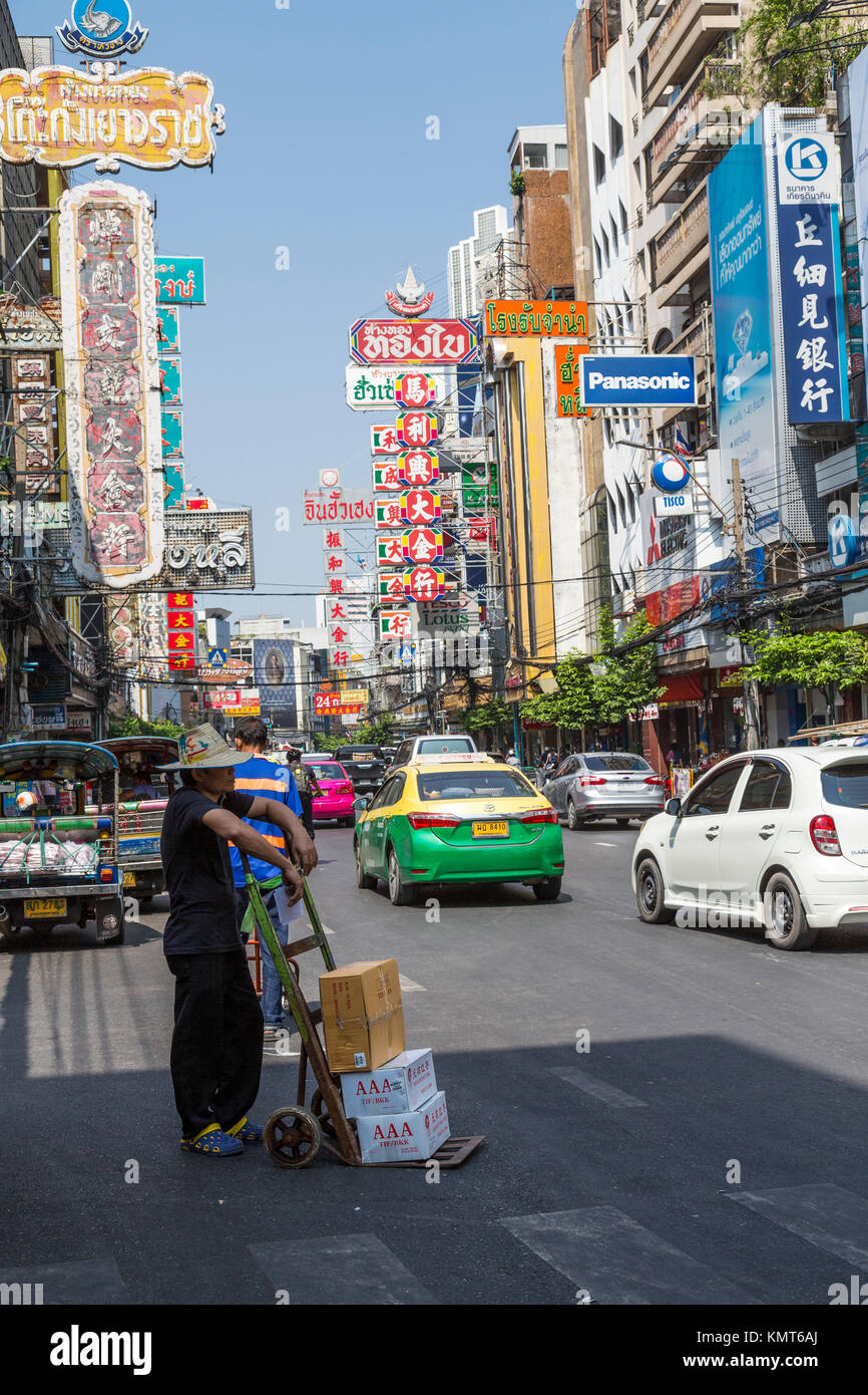 Bangkok, Thailand. Yaowarat Road, Chinatown, Street Scene. Stockfoto