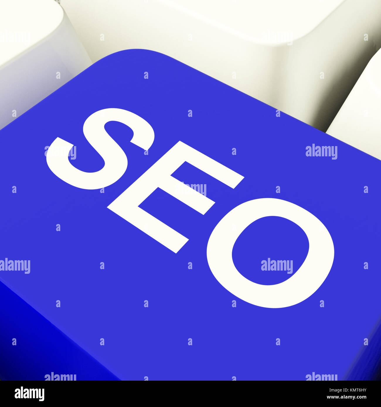 SEO Computer Schlüssel In blau mit Internet-Marketing und Optimierung Stockfoto