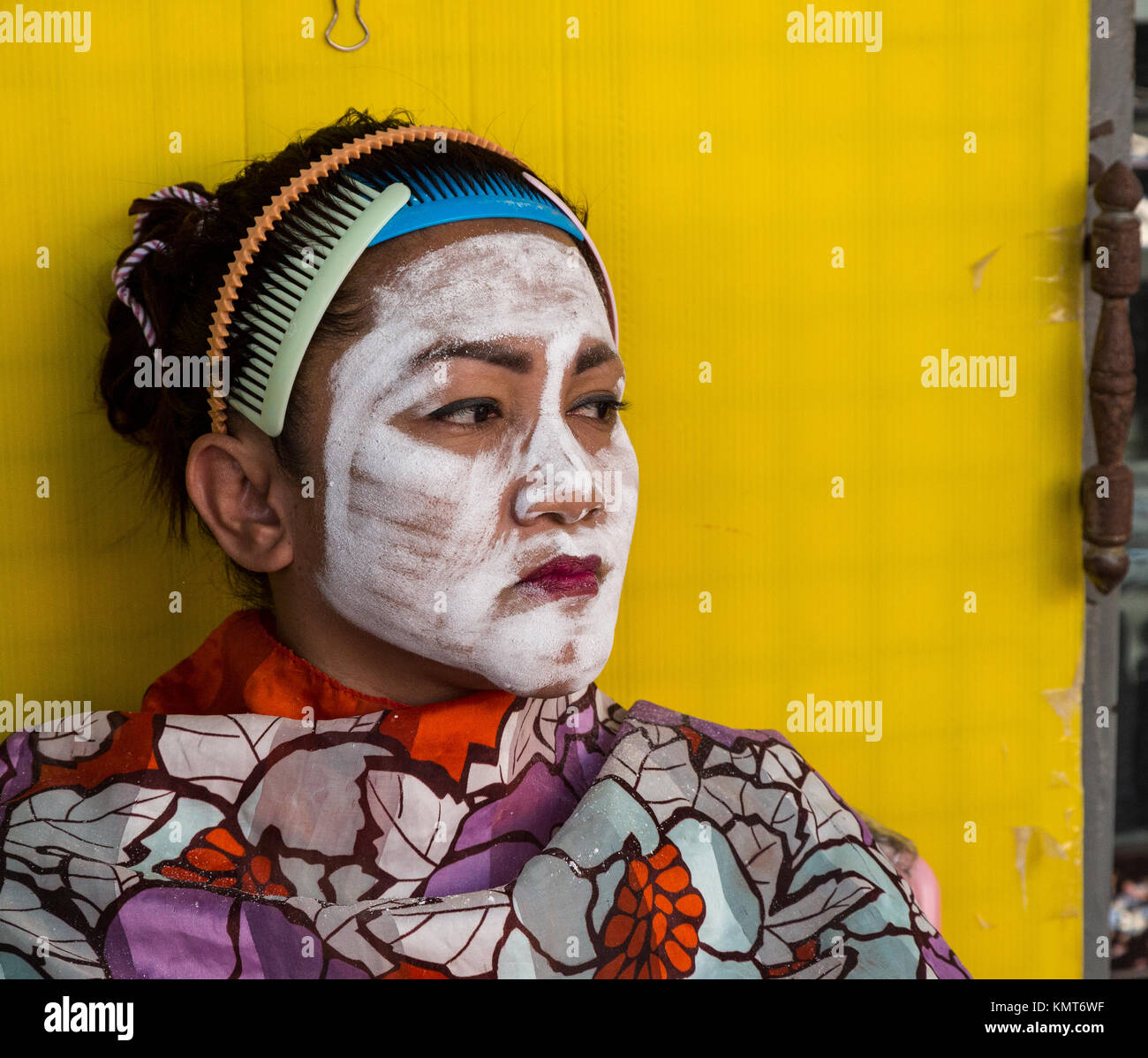 Bangkok, Thailand. Frau Warten auf Facial Haarentfernung durch einen Praktizierenden auf der Straße in Chinatown. Die Creme bietet eine leicht betäubende Wirkung. Stockfoto