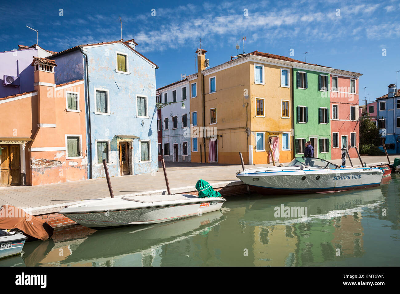 Die farbenfrohen Gebäude, Kanäle und Boote in der Venezianischen vlllage Burano, Venedig, Italien, Europa. Stockfoto