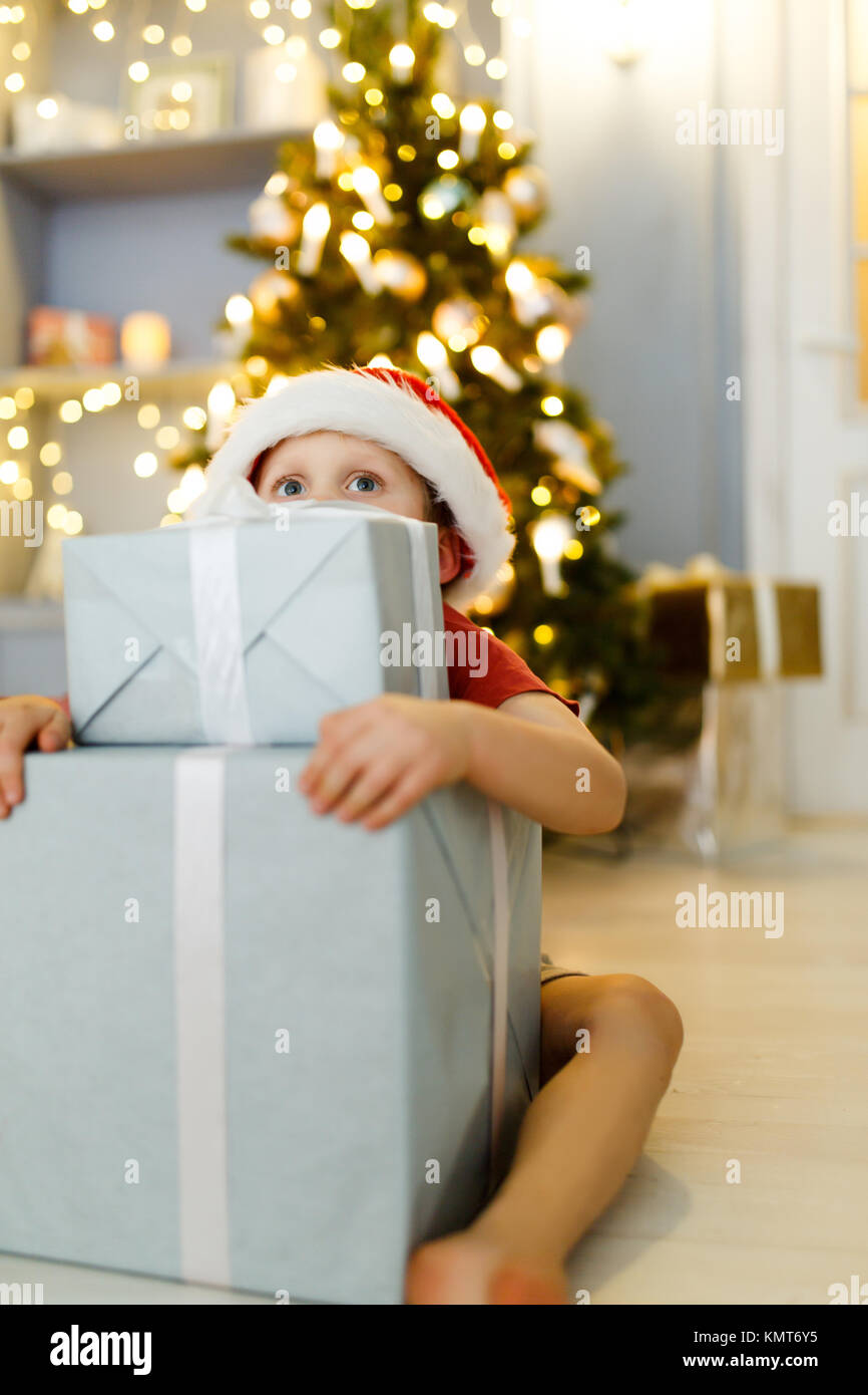 Neues Jahr Bild von Jungen in Santa Kappe mit Geschenkbox auf Hintergrund Stockfoto