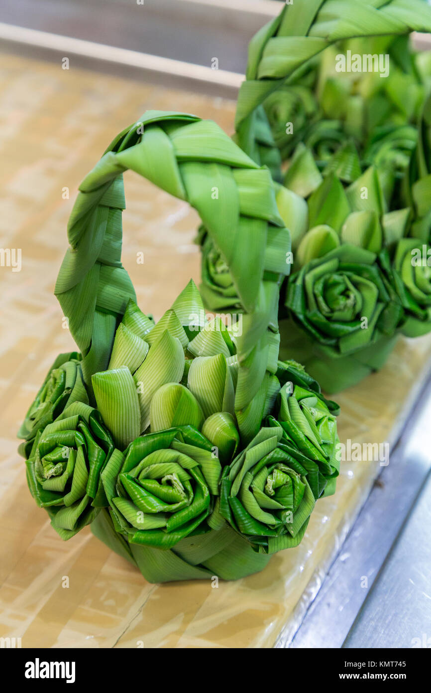 Bangkok, Thailand. Pak Khlong Market (Blumenmarkt). Tempel, die aus einem pandan Blatt. Stockfoto