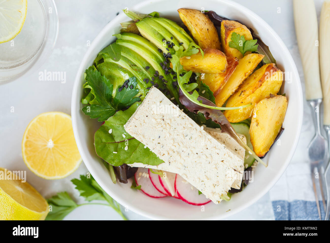 Buddha Schüssel Salat mit Tofu, gebackene Kartoffeln, Avocado. Vegan Gesunde Ernährung Konzept. Stockfoto